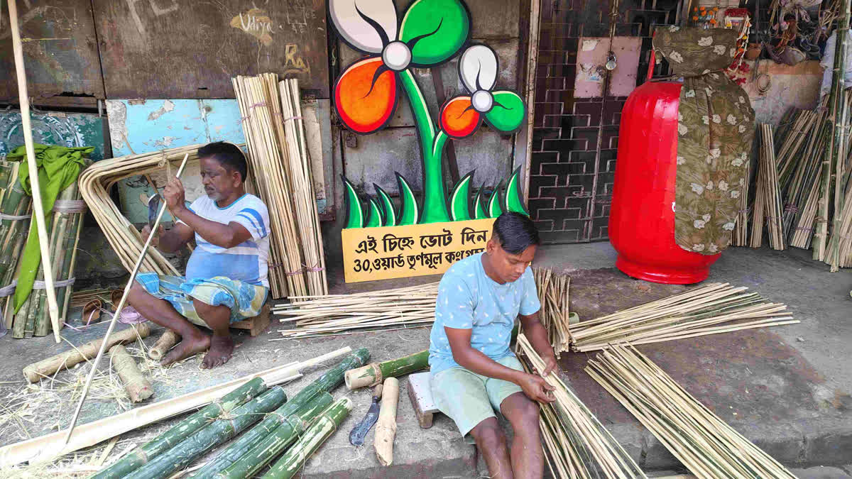 There was a time when elections were seen as a festive occasion by the workers of Ramesh Dutta Street, a part of Kolkata that is long known as Dom Para. This was a time when artists living here were in great demand to create various party symbols with the help of bamboo, paper, glue and paint that were used in the campaign. But those days are gone now. Faced with the onslaught of flex and digital printing, the traditional bamboo craft has gradually been pushed into a corner. Much like wall-writing, the art of crafting symbolic figures from bamboo and paper is also on the verge of extinction.