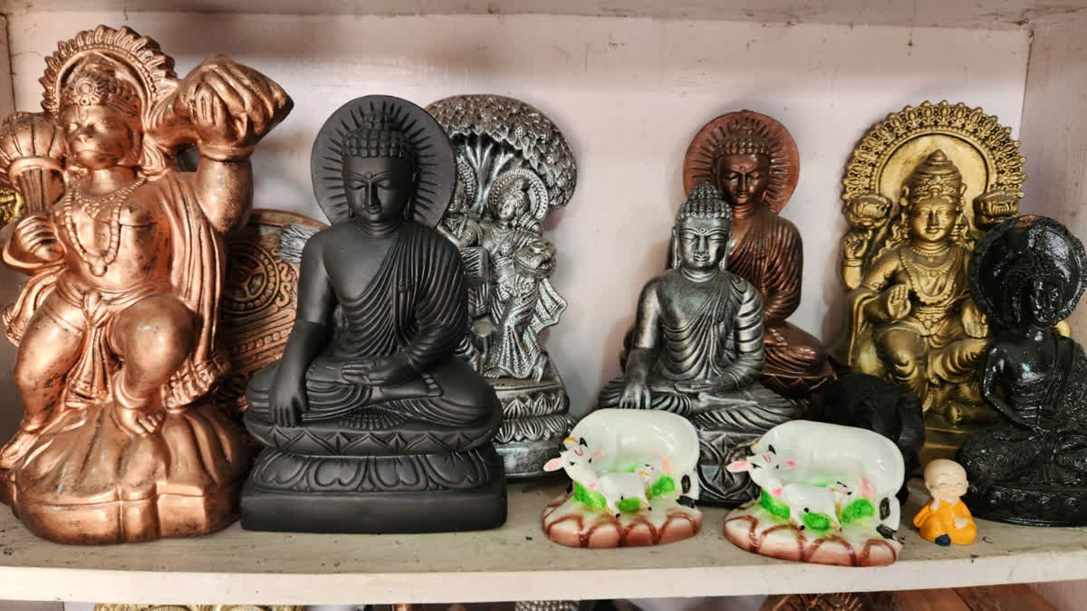 Shilp Gram in Nalanda is proving to be a medium of empowering women from the adjoining villages to become self-reliant. These women arrive for work every morning and paint or give finishing touches to statues while also giving a new direction to their lives.