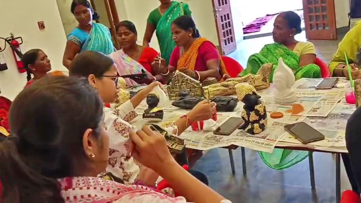 Shilp Gram in Nalanda is proving to be a medium of empowering women from the adjoining villages to become self-reliant. These women arrive for work every morning and paint or give finishing touches to statues while also giving a new direction to their lives.