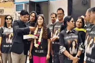 The father organised a celebratory welcome, challenging social norms and highlighting the importance of family support and women's independence.