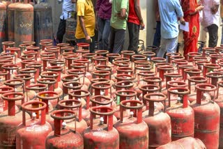 People gathered at the gas agency in Navi Mumbai to get LPG cylinders.