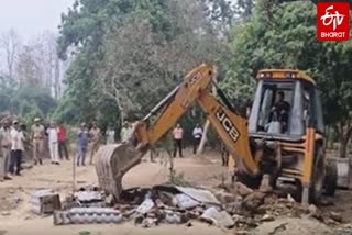 महराजगंज में बुलडोजर कार्रवाई.