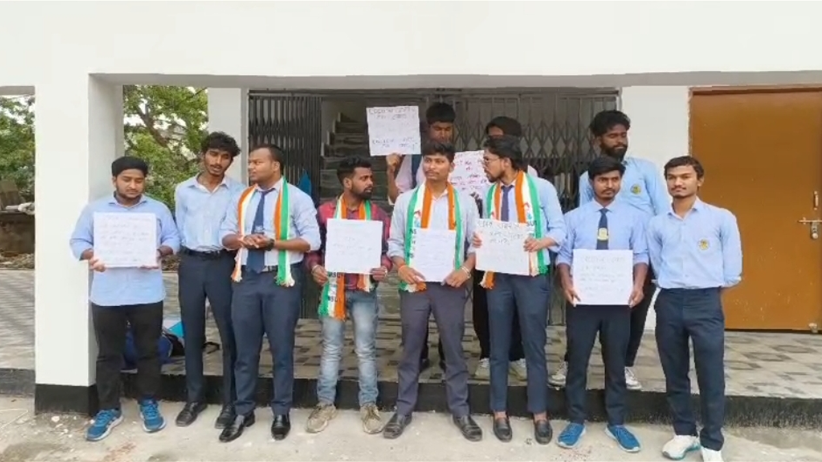 NSUI Workers protest against Principal