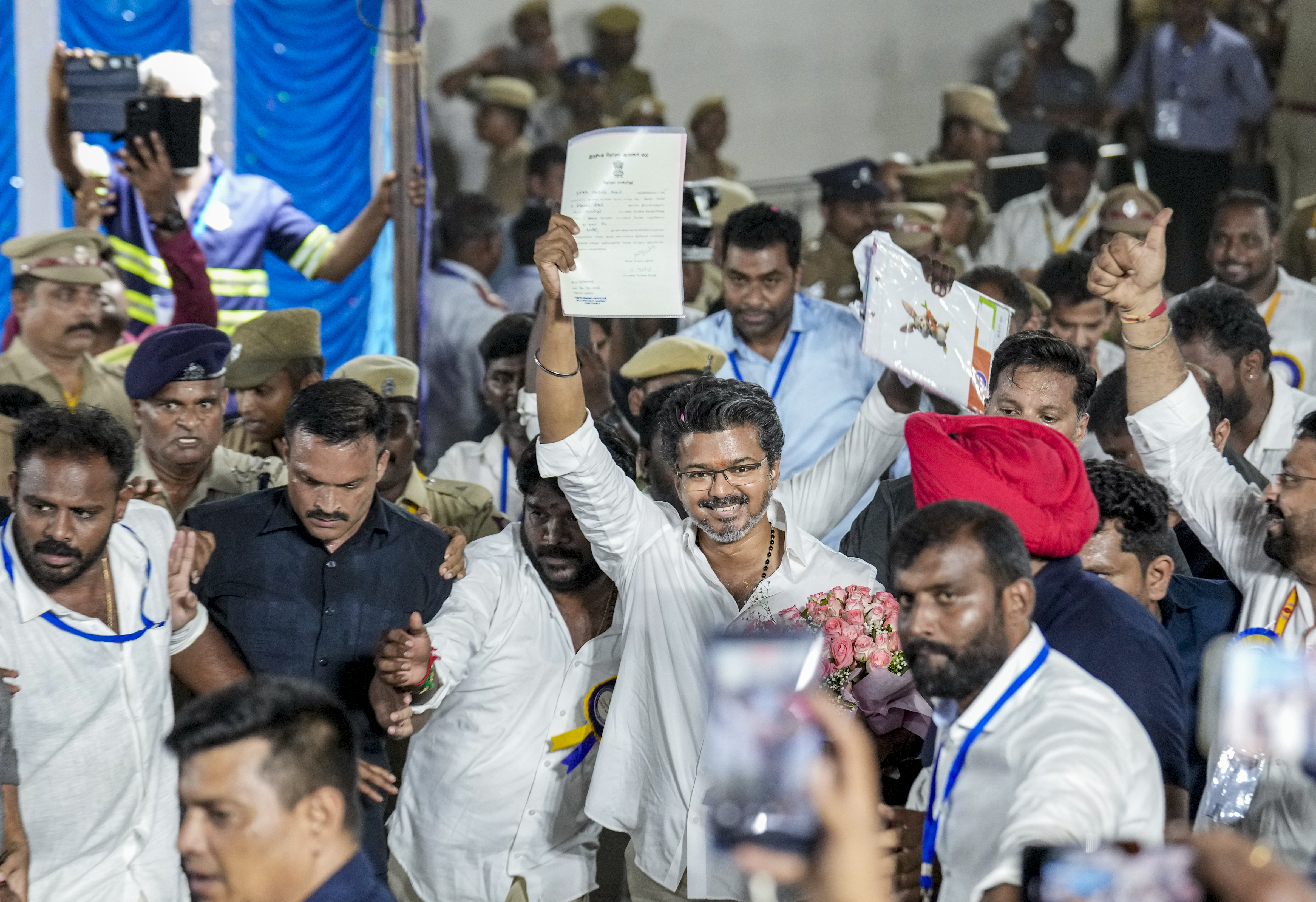 திருச்சி கிழக்கு தொகுதியில் வெற்றி பெற்றதற்கான சான்றிதழை காட்டிய தவெக விஜய்