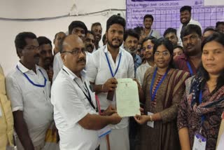 அறந்தாங்கி தவெக வெற்றி வேட்பாளர் முகமது பர்வேஸ் வெற்றி சான்றிதழை பெற்றார்