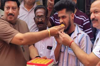 Lottery dealer offers laddoos to Naresh Mehra
