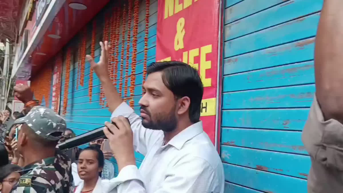 खान सर पर एफआईआर