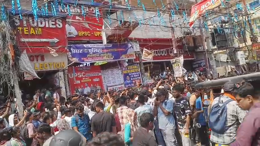 खान सर की कोचिंग के बाहर जुटे छात्र-छात्राएं