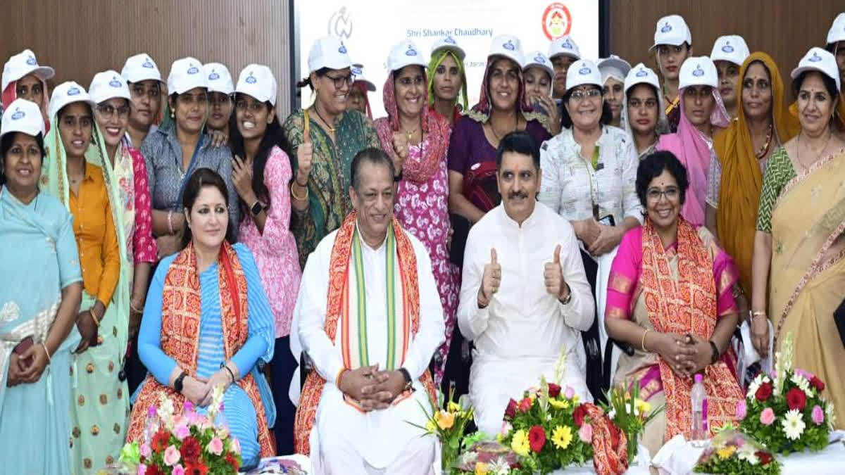 Minister Joraram and other guests with the trainees