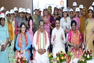 Minister Joraram and other guests with the trainees