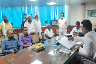 प्रभावित परिवारों की रामकिशोर शर्मा के साथ बैठक