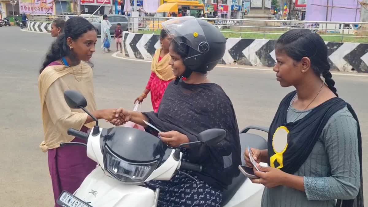 ஹெல்மெட் அணிந்து வந்த வாகன ஓட்டிக்கு டிக்கெட் கொடுத்த தொண்டு நிறுவனத்தினர்