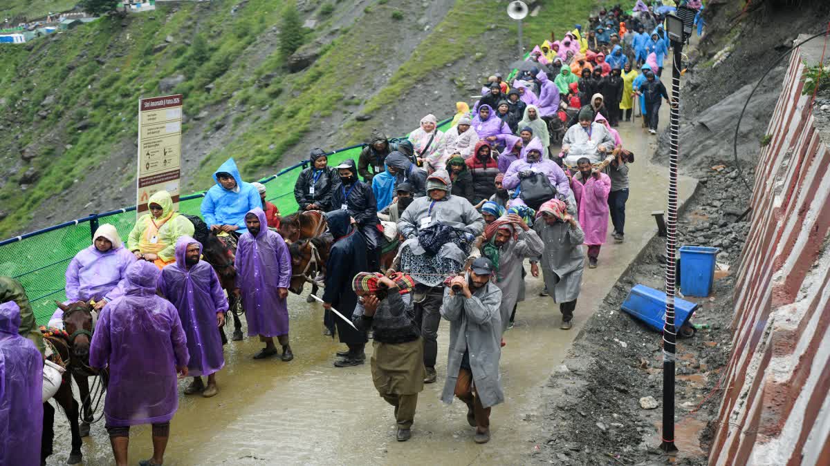 Devotees going to have darshan of Baba Barfani.