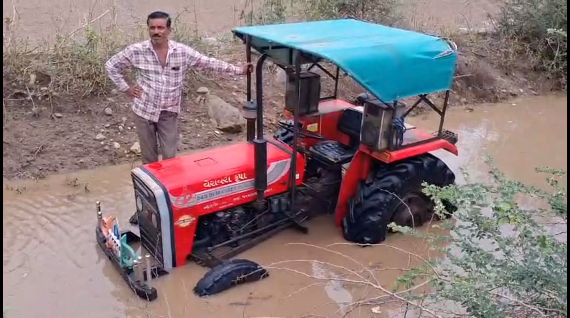 પાડોદરના ગામના ખેડૂતોએ કરેલા પાળાથી મઢડા ગામના ખેડૂતોના ખેતર નદી કે સરોવર જેવા બની જાય છે