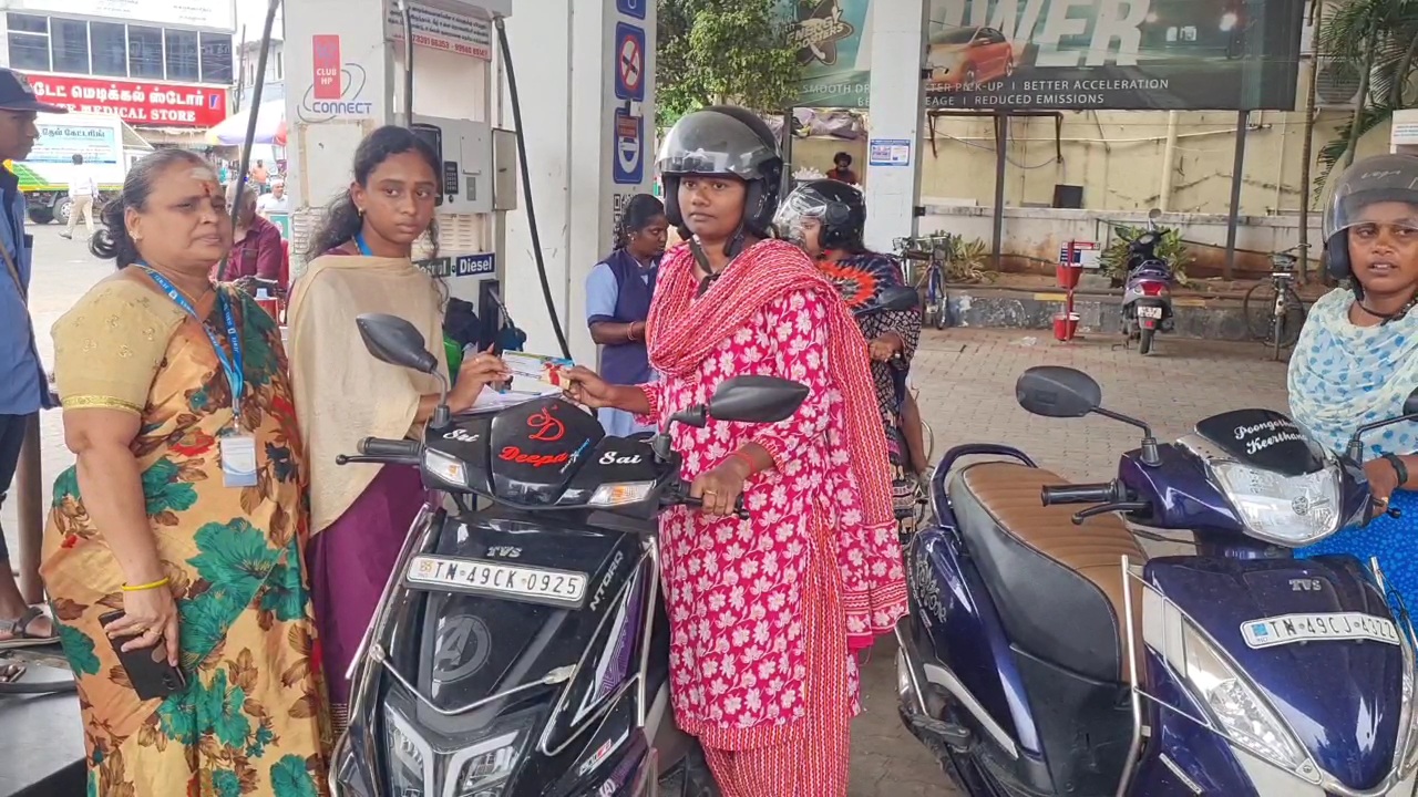 ஹெல்மெட் அணிந்து வந்த வாகன ஓட்டிக்கு டிக்கெட் கொடுத்த தொண்டு நிறுவனத்தினர்