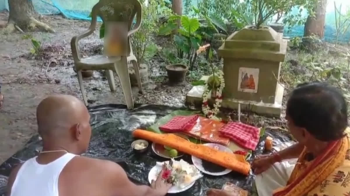 MAN PERFORMS LAST RITES OF WIFE