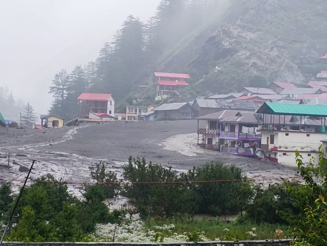 उत्तरकाशी में बादल फटने से धराली गांव तबाह