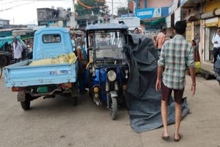WOMAN GAVE BIRTH IN AUTO