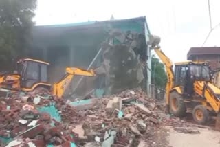 महराजगंज में अवैध निर्माण पर बुलडोजर एक्शन