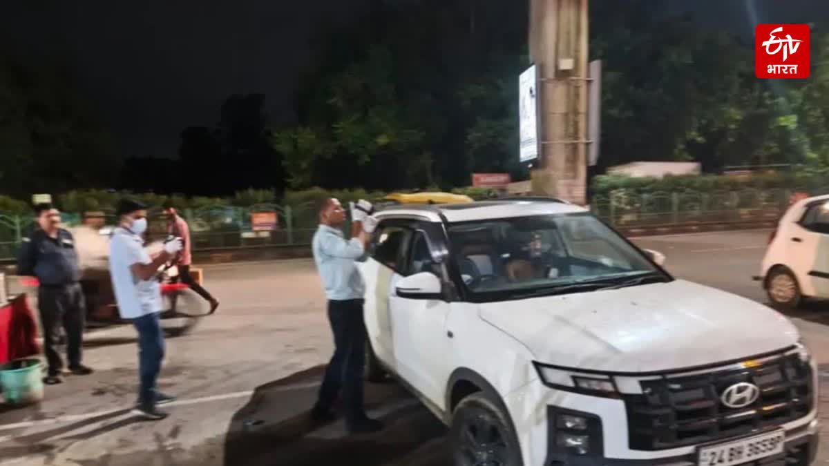 महिला बैंक कर्मी पर स्कूटी सवार ने फेंका संदिग्ध द्रव्य,