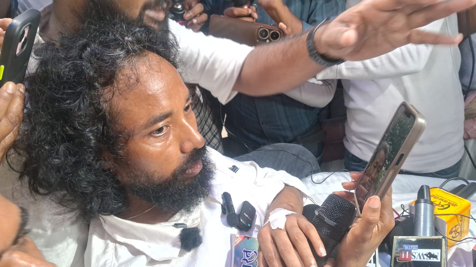 jharkhand-student-protest-devendra-nath-mahato-takes-water-after-talks-with-sonam-wangchuk