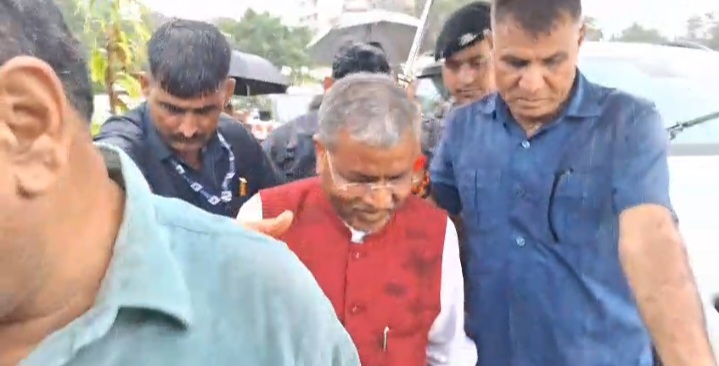 The Jharkhand government on Wednesday initiated talks with students staging protest at Ranchi's Jaipal Singh Munda Stadium against alleged irregularities in the JPSC, JSSC, and other competitive examinations.
