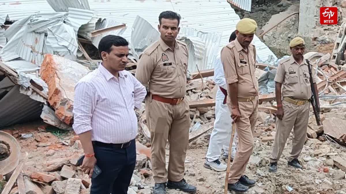 मौके पर पहुंचे पुलिस-प्रशासन के अधिकारी.