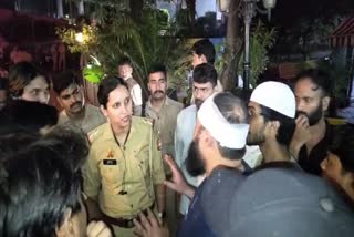 मौके पर मौजूद पुलिस के अधिकारी.