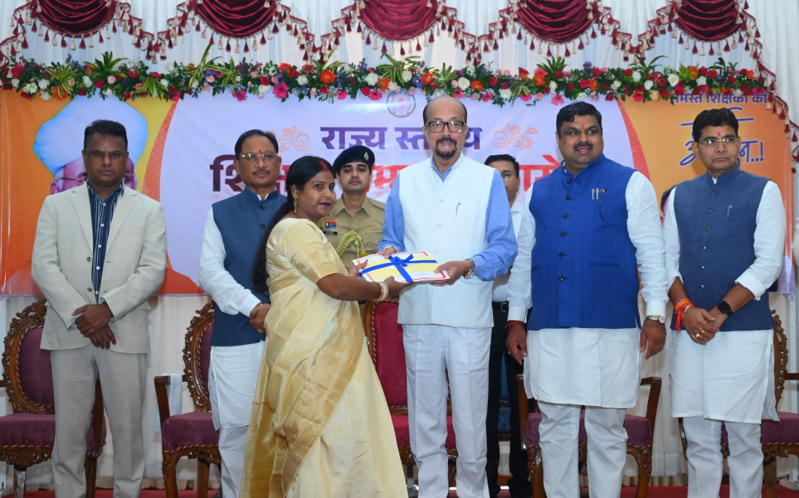 Teachers Day 2026: छत्तीसगढ़ के 63 शिक्षक सम्मानित, राज्यपाल बोले- AI युग में बनें विद्यार्थियों के मार्गदर्शक 2 Governor Ramen Deka honoring teachers.