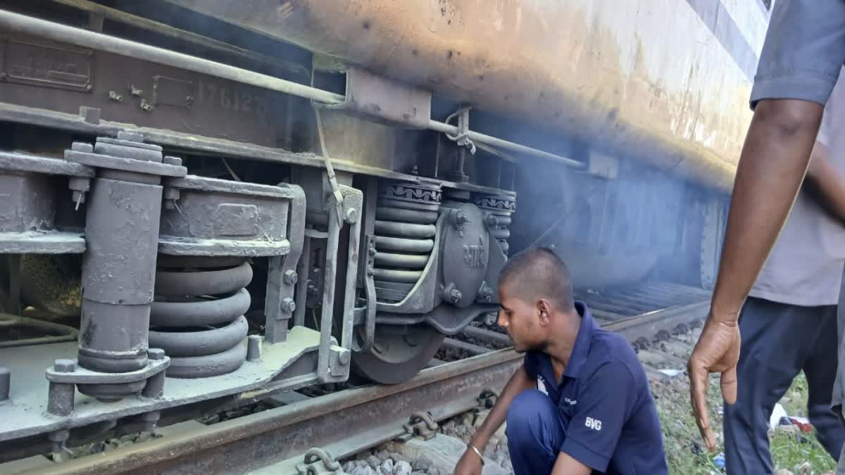திருவனந்தபுரம் எக்ஸ்பிரஸ் ரயிலில் திடீர் புகை.. பதறியடித்து ஓடிய பயணிகள்!