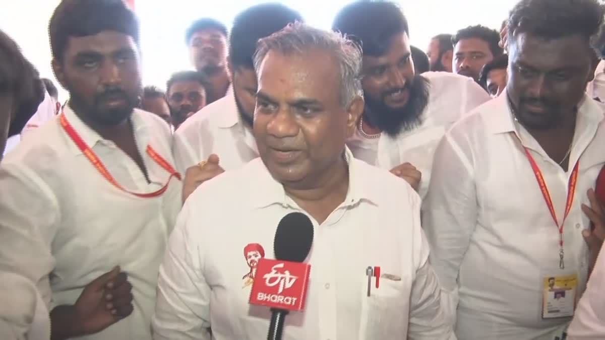 கரூர் சம்பவம்: தொடர் தலைமறைவு... முன் ஜாமீன் கேட்டு உச்ச நீதிமன்றத்தை நாடிய புஸ்ஸி ஆனந்த்!