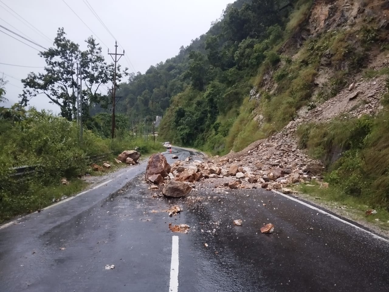 রাতভর বৃষ্টিতে পাহাড়জুড়ে ভয়াবহ ধস, মৃত অন্তত 15; মিরিকে ভাঙল সেতু