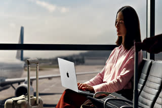LIGHTER MACBOOK PRO LAUNCH  MACBOOK ULTRA PRICE FEATURES  ಆಪಲ್ MACBOOK ULTRA ಹೊಸ ಮಾಡೆಲ್  ಮ್ಯಾಕ್‌ಬುಕ್ ಪ್ರೊ OLED ಟಚ್‌ಸ್ಕ್ರೀನ್