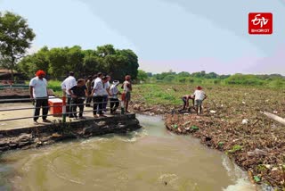शहीद स्मारक के करीब से गुजरने वाली सई नदी की सफाई.