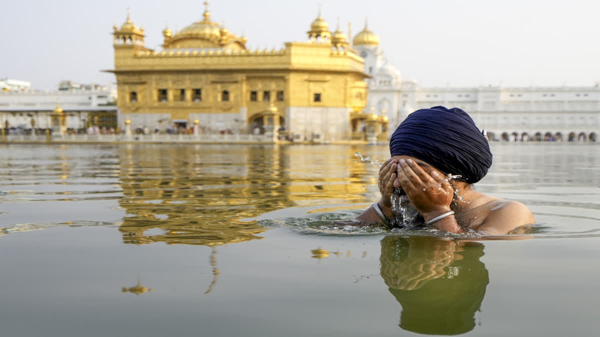 অমৃত সরোবরে স্নান