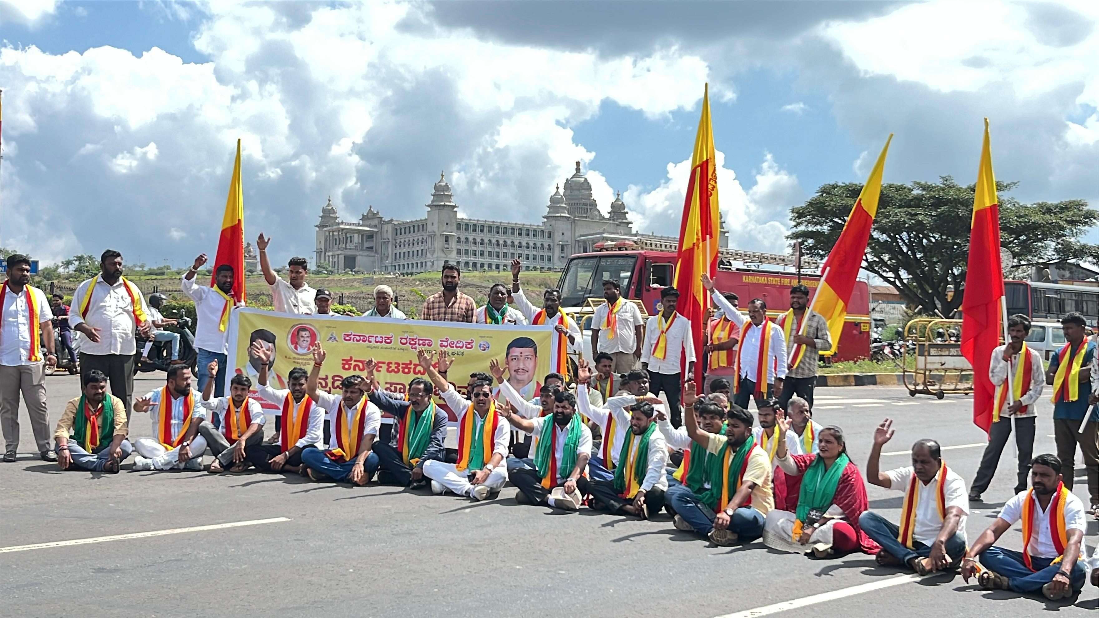 Karnataka Rakshana Vedike supports sugarcane growers' all-night protest