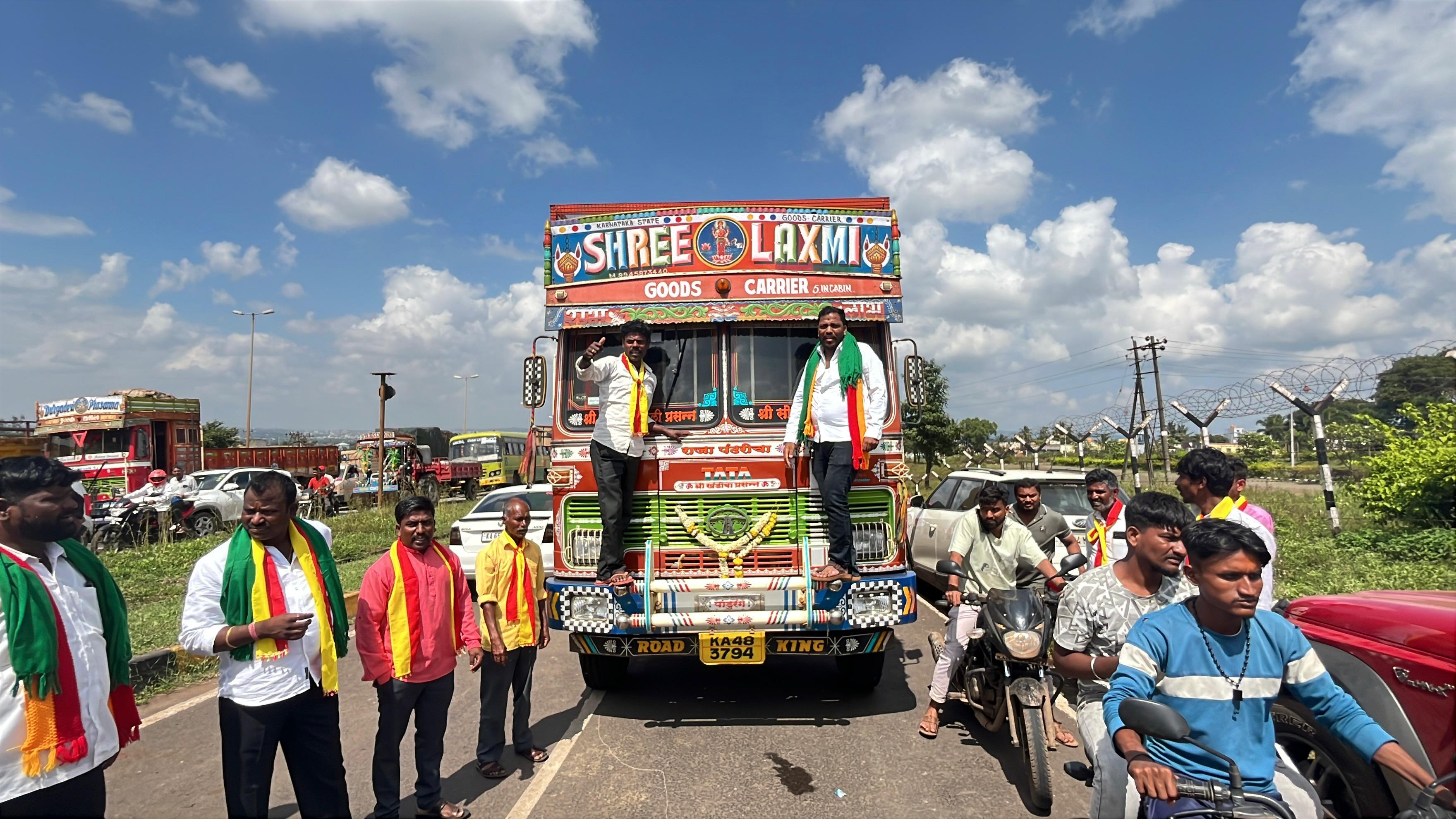 Karnataka Rakshana Vedike supports sugarcane growers' all-night protest