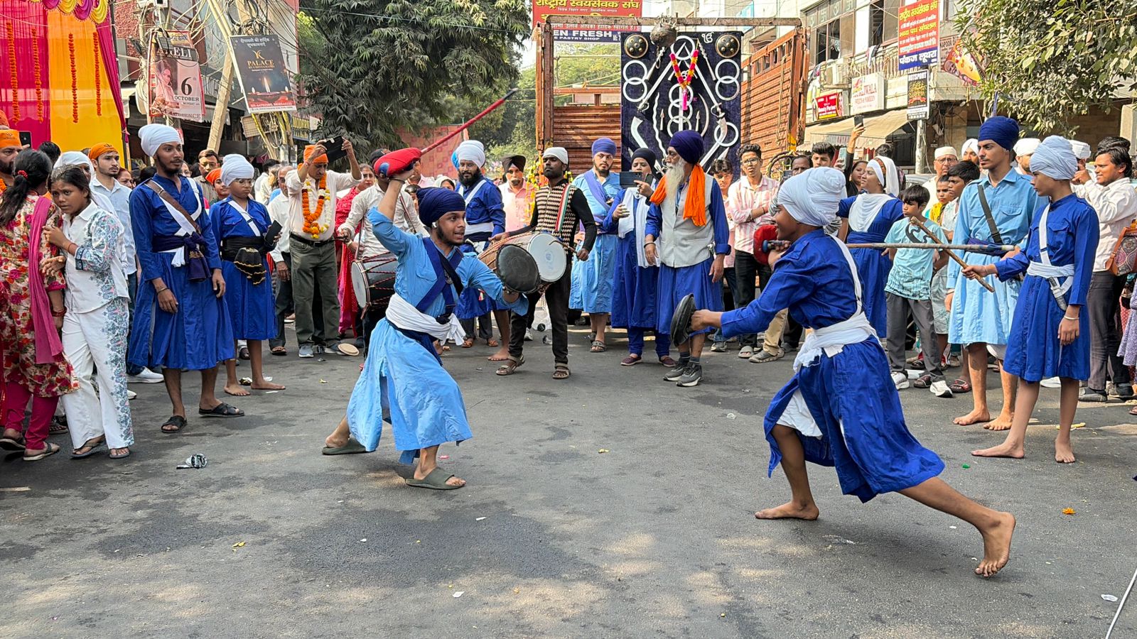 जगह-जगह कीर्तन दरबार सजाए गए. गली-मोहल्लों में गुरु बाणी के मधुर स्वर गूंजते रहे.
