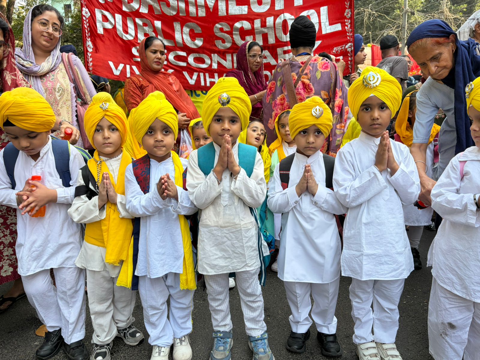 छोटे बच्चों से लेकर बुजुर्गों तक सभी गुरु नानक देव के उपदेशों और उनके दिखाए मार्ग पर चलते नजर आए.