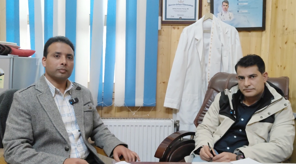Dr Ashaq Hussain Parrey(R), associate professor at GMC Srinagar in conversation with ETV Bharat correspondent Parvez ud Din