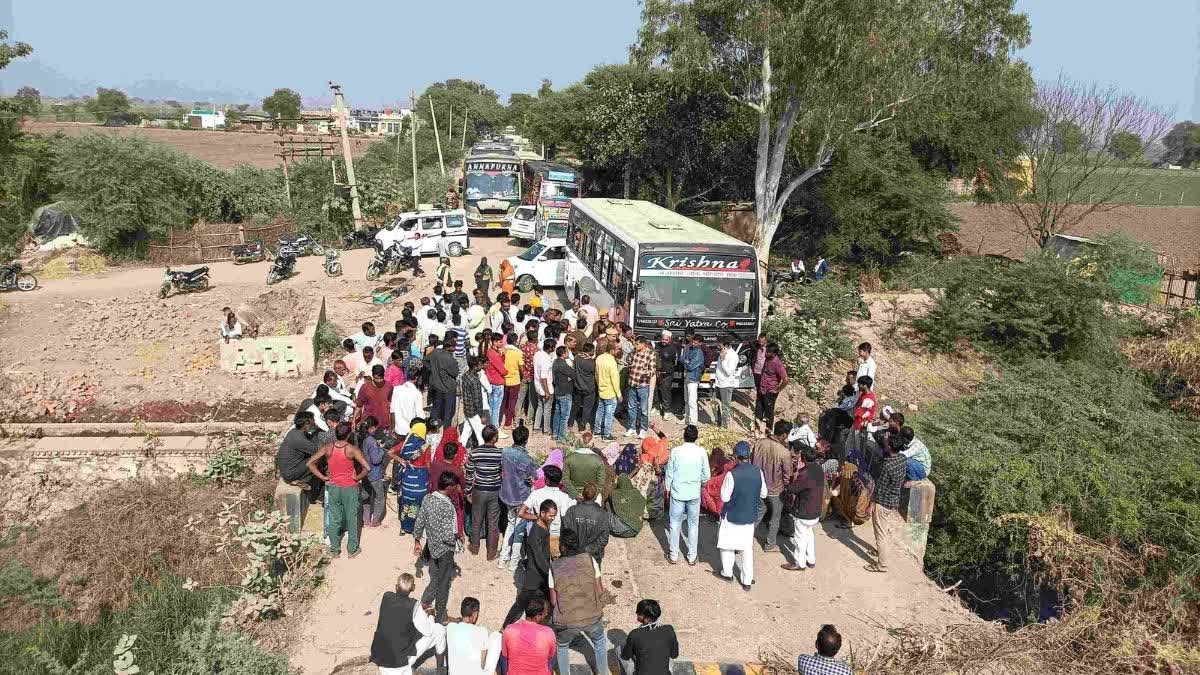 ग्रामीणों ने स्टेट हाईवे किया जाम