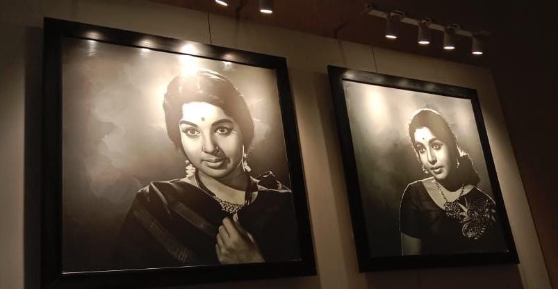 ஜெயலலிதா நினைவிடத்தில் வைக்கப்பட்டுள்ள புகைப்படம்