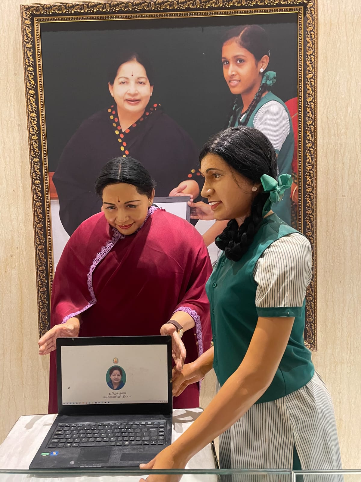 ஜெயலலிதா நினைவிடத்தில் வைக்கப்பட்டுள்ள புகைப்படம்