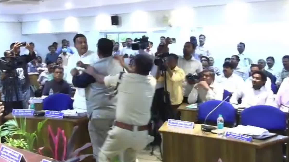 کرناٹک کے بیدر میں سرکاری میٹنگ کے دوران  بی جے پی اور کانگریس کے لیڈروں میں جھڑپ