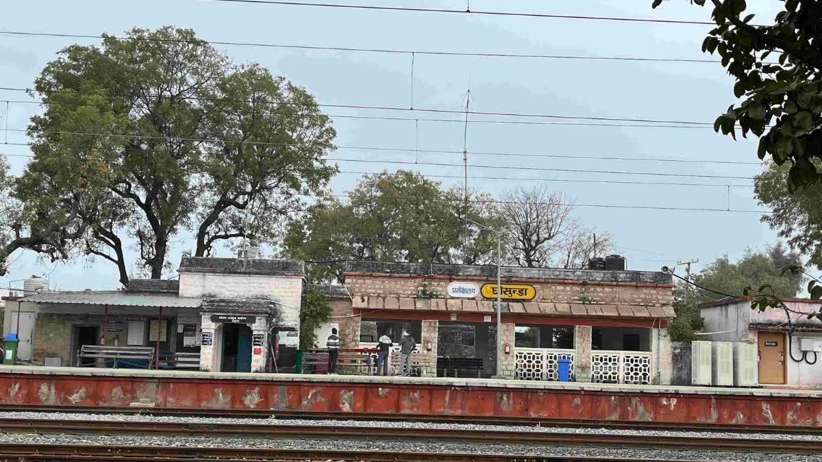 रेलवे ट्रैक पर लोहे की प्लेट