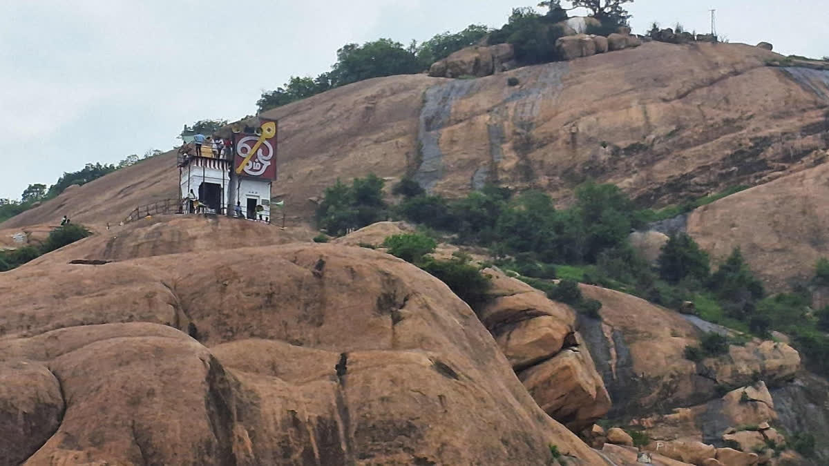 Thiruparankundram Row: Madras HC Allows Lamp Lighting Near Sikkandar Dargah, Govt To Appeal In SC A view of Murugan temple in Thiruparankundram hill.