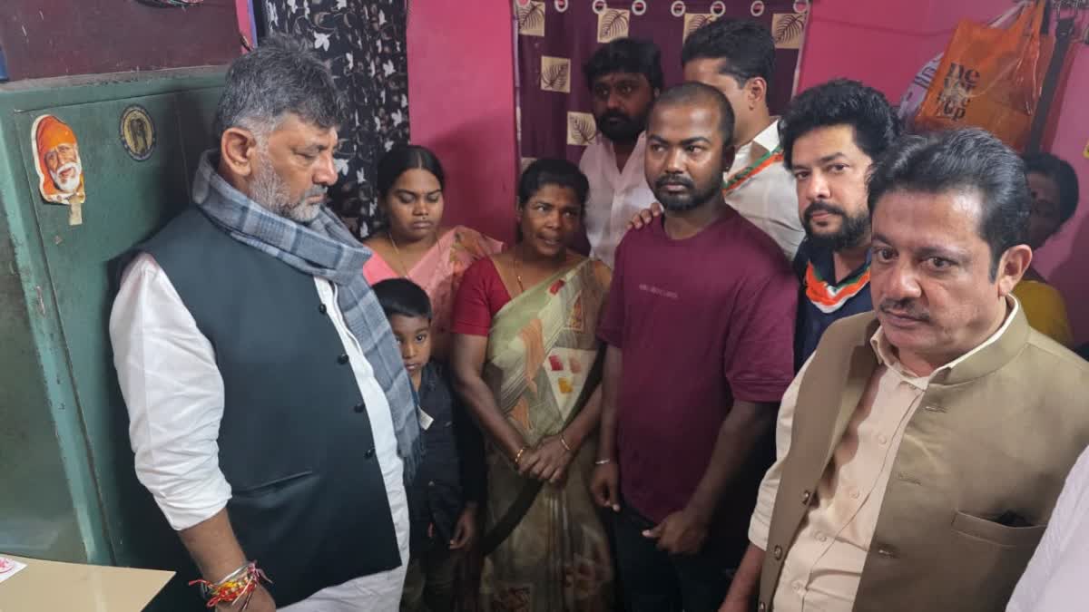 BALLARI VIOLENCE: DCM DK SHIVAKUMAR MEETS THE FAMILY OF DECEASED RAJASHEKAR