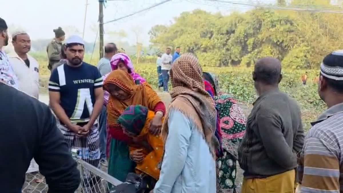 Ummehara Bibi breaks down after seeing the mortal remains of her father at zero point on the Indo-Bangla border.
