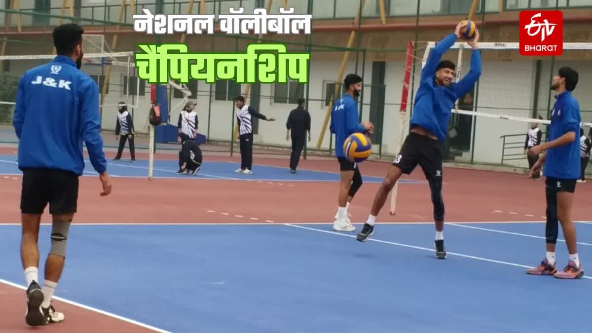 नेशनल वॉलीबॉल चैंपियनशिप में प्रैक्टिस करते खिलाड़ी.