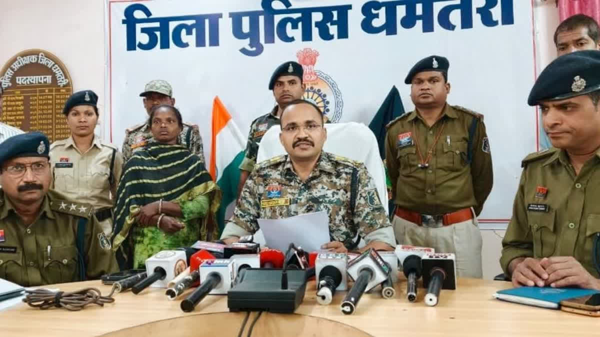 Senior Female Maoist Carrying Rs 5 Lakh Bounty Surrenders In Chhattisgarh's Dhamtari Senior Female Maoist Carrying Rs 5 Lakh Bounty Surrenders In Chhattisgarh's Dhamtari